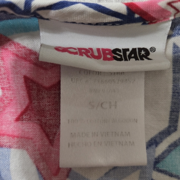 Colorful Star Pattern Scrub Top - Picture 3 of 3